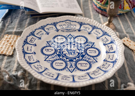 Vintage plaque pâque traditionnel, utilisé pendant la fête juive est show avec l'habbadah, fin et coloré yarmulke Banque D'Images