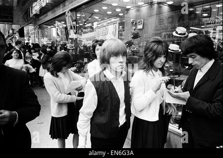 Les Rolling Stones sur Broadway. Brian Jones et Bill Wyman de signer des autographes. 2 juin 1964. Banque D'Images