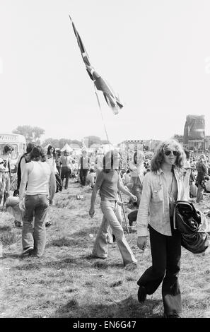 Lecture de musique pop. Les jeunes festivaliers portant l'Union Jack flag comme ils font leur chemin vers la scène principale. 24 août 1973. Banque D'Images