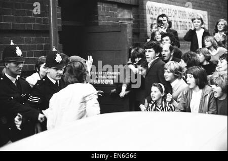 Les Rolling Stones arrivant à le Cinéma Gaumont à Doncaster. Mick Jagger fait son chemin à travers les fans. 24 septembre 1964. Banque D'Images