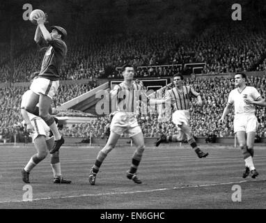 Aston Villa v Manchester United finale de la FA Cup au stade de Wembley, le 4 mai 1957 Johnny Dixon défis Jackie Blanchflower, Ray Wood est le remplacement à l'objectif. Blanchflower, un demi-centre et le frère de Danny, l'ancienne Villa demi, avait été sel Banque D'Images