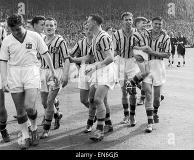 Aston Villa v Manchester United finale de la FA Cup au stade de Wembley, 4e mai 1957 Villa joueurs et la mascotte de l'équipe se détendre et s'amuser sur le terrain de Wembley après la finale de la FA Cup 1957. La Villa les joueurs sont, de droit, Johnny Dixon, Peter Aldis, Stan Banque D'Images