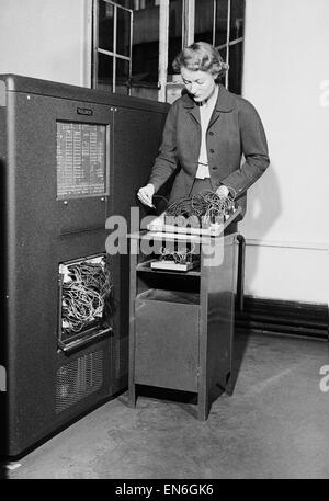 Photo pour accompagner la révolution 'Robot' qui s'est déroulé dans le journal Daily Mirror sur la semaine commençant le 27 juin 1955. Photo : montre une carte de transport greffier utilise une machine robotisée à faire de l'impôt sur le CAFE des problèmes au bureau à Baker S Banque D'Images