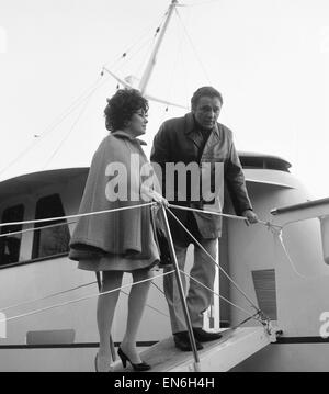 Richard Burton et Elizabeth Taylor sur son yacht "Beatriz" amarré au large de Tower Pier, Londres, tandis que Richard est filmer "Where Eagles Dare" 16 février 1968. Banque D'Images