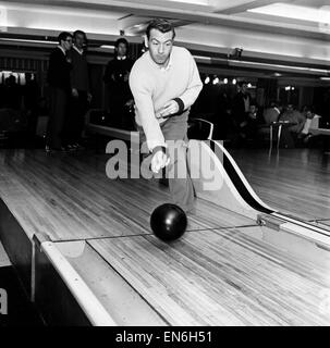 Johnny Haynes et l'équipe de Fulham a frappé la piste de bowling pour une place de liens d'équipe. 29 Mars 1962 Banque D'Images