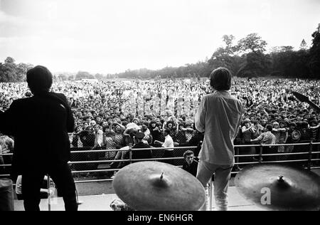 Les Rolling Stones à Longleat, demeure de Lord Bath. Keith Richards et Mick Jagger sur scène asmembers du St Johns Ambulance un évanouissement du ventilateur. 2 août 1964. Banque D'Images