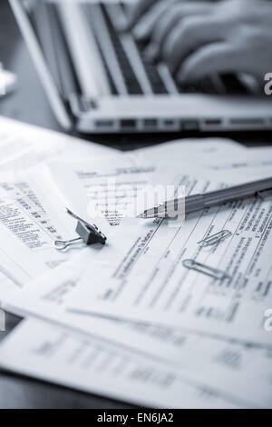 Personne à préparer leur rapport d'impôt sur le revenu en noir et blanc Banque D'Images