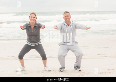 Monter couple smiling at camera Banque D'Images