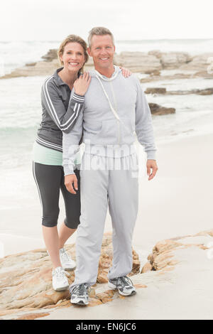 Monter couple smiling at camera Banque D'Images