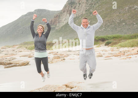 Monter couple smiling at camera Banque D'Images