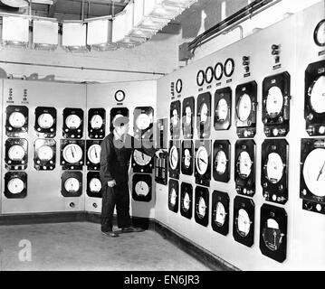 Photo pour accompagner la révolution 'Robot' qui s'est déroulé dans le journal Daily Mirror sur la semaine commençant le 27 juin 1955. Photo montre : UN Controlman au travail dans la salle de contrôle de distillation à la raffinerie Esso dans le Hampshire, qui convertit cinq Banque D'Images