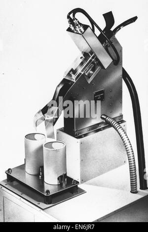 Photo pour accompagner la révolution 'Robot' qui s'est déroulé dans le journal Daily Mirror sur la semaine commençant le 27 juin 1955. Une machine de comptage robotique, qui à l'aide d'un commutateur, compte qu'ils sont comprimés médicamenteux introduits dans des conteneurs. 20e J Banque D'Images