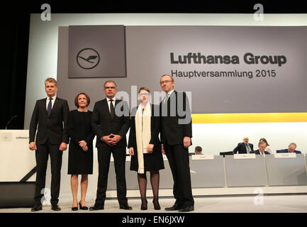 Hambourg, Allemagne. Apr 29, 2015. Les membres du conseil d'administration de Lufthansa Harry Hohmeister (l-r), Bettina Volkens, Lufthansa CHEF Carsten Spohr, Simone Menne et Karl Ulrich Garnadt, poser après l'assemblée des actionnaires de la société à Hambourg, Allemagne, 29 avril 2015. PHOTO : CHRISTIAN CHARISIUS/dpa/Alamy Live News Banque D'Images