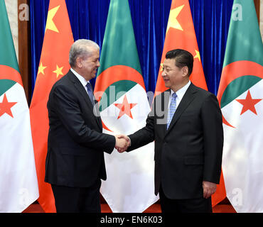 Beijing, Chine. Apr 29, 2015. Le président chinois Xi Jinping (R) rencontre avec l'Algérie, Abdelmalek Sellal, le premier ministre à Pékin, capitale de la Chine, le 29 avril 2015. © Rao Aimin/Xinhua/Alamy Live News Banque D'Images