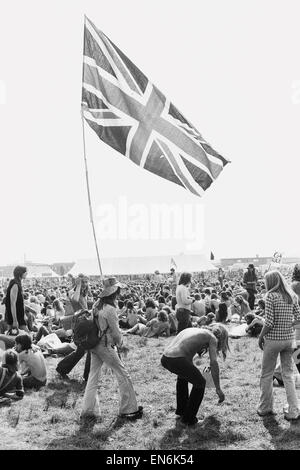 Lecture de musique pop. Les jeunes festivaliers portant l'Union Jack flag comme ils font leur chemin vers la scène principale. 24 août 1973. Banque D'Images