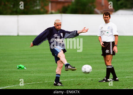 Paul Gascoigne footballeur Angleterre pratique son tir pendant une session de formation à Bisham Abbey regardé par l'Angleterre assistant manager Bryan Robson en prévision du prochain match contre le Championnat d'Écosse. 12 juin 1996. Banque D'Images