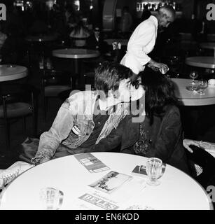 John Lennon et sa femme Yoko Ono de quitter l'aéroport de Heathrow pour le festival de Cannes où deux de leurs films "La Mouche" et "apothéose" sont affichés. 14 mai 1971. Banque D'Images