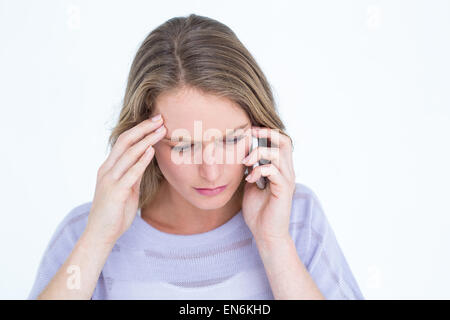 Unsmiling woman calling avec son smartphone Banque D'Images