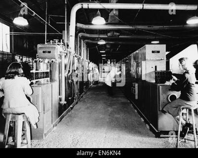 Photo pour accompagner la révolution 'Robot' qui s'est déroulé dans le journal Daily Mirror sur la semaine commençant le 27 juin 1955. Appareils électroniques et courroie de transport en opération à une usine britannique. 20 juin 1955. Banque D'Images