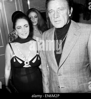 Richard Burton et Elizabeth Taylor. Près de l'émeute a éclaté dans le Dorchester Hotel ce soir, lorsque la presse ont été interdits de prendre des photos à Burtons 50e anniversaire Novembre 1975 Banque D'Images