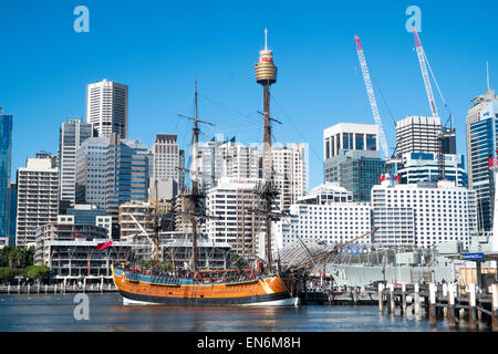 Sydney Darling Harbour à l'Australian National Maritime Museum, HM Bark Endeavour et le centre ville,l'Australie Banque D'Images