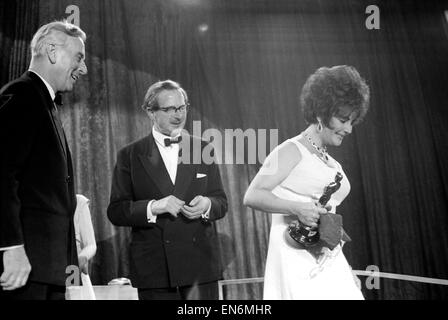 Richard Burton et Elizabeth Taylor qu'on voit ici ont reçu un prix de Lord Mountbatten. Avril 1967 X3882A-003 Banque D'Images