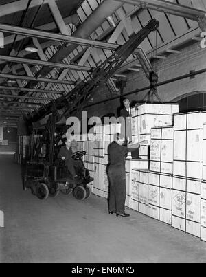 Photo pour accompagner la révolution 'Robot' qui s'est déroulé dans le journal Daily Mirror sur la semaine commençant le 27 juin 1955. Photo : montre un runabout, grue capable de soulever un poids de 15 quintaux, en usage dans le département export d'une usine de vélos à Birmingham Banque D'Images