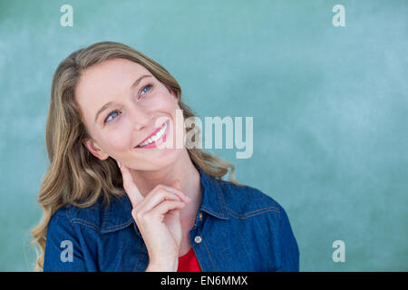 Smiling teacher standing in front of blackboard Banque D'Images