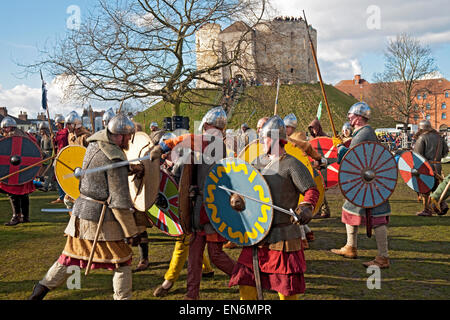 Vikings et Saxons guerriers combattant près de la tour Cliffords au Jorvik Viking Festival York North Yorkshire Angleterre Royaume-Uni Grande-Bretagne Banque D'Images