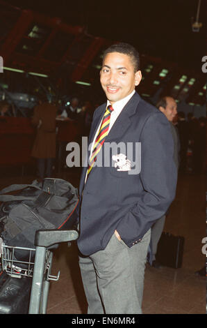 Lancashire et Angleterre cricketer Phil DeFreitas à l'aéroport de Londres. 10 décembre 1990. Banque D'Images