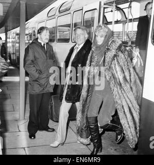 Richard Burton et sa femme Susie Hunt en photo arrivant à l'aéroport d'Heathrow aujourd'hui de Genève. Avril 1978 Banque D'Images