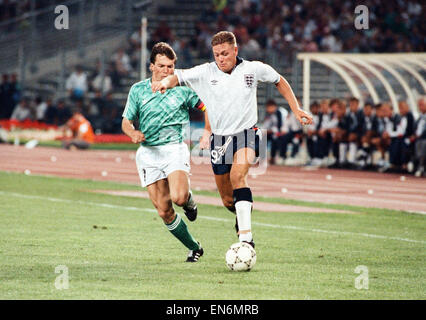 Coupe du Monde 1990 match de demi-finale le Stadio Delle Alpi à Turin, Italie. L'Allemagne de l'Ouest 1 v Angleterre 1 (Allemagne de l'Ouest a gagné sur les peines). L'Angleterre Paul Gascoigne s'éloigne de Lothar programme Matthaeus pendant le match. 4e juillet 1990. Banque D'Images