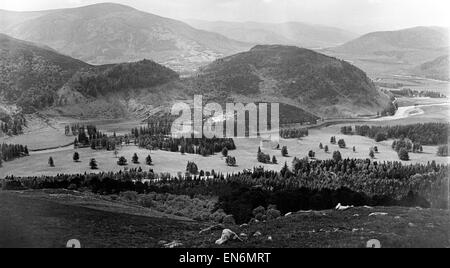 Vue montrant la rivière Dee serpente à travers la campagne près de Braemar Aberdeenshire en Écosse. Vers 1952. Banque D'Images