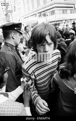 Mick Jagger des Rolling Stones entouré de fans sur Broadway. 2 juin 1964. Banque D'Images