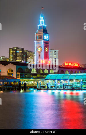 Le San Francisco Ferry Building at night, à l'Embarcadero, à San Francisco, Californie. Banque D'Images