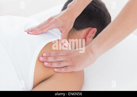 Physiothérapeute faisant shoulder massage Banque D'Images