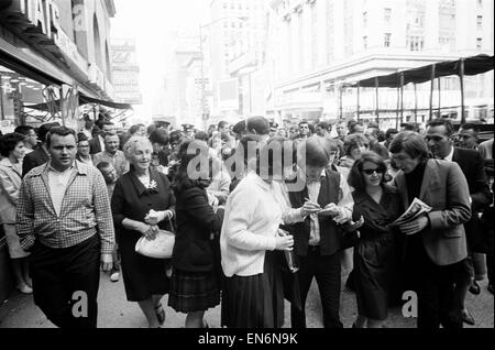 Les Rolling Stones sur Broadway. Brian Jones et Bill Wyman de signer des autographes. 2 juin 1964. Banque D'Images