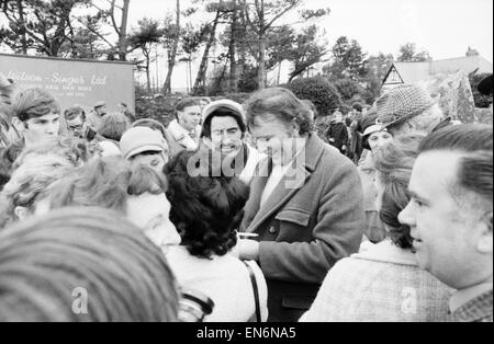 Les emplacements pour le film "Sous le bois de lait', illustrent le village gallois de Llaregub, il y a donc dans le village de Bugerall, Richard Burton envisage la scène. Fishguard est l'emplacement de ce village gallois fictif. Richard Burton répond à la ruée d'ho Banque D'Images