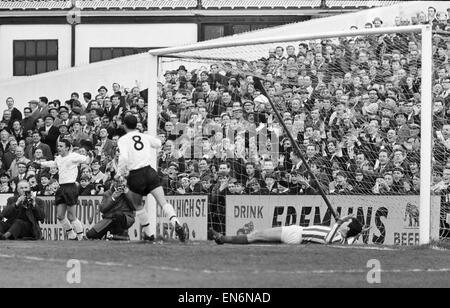 Fulham Sunderland 0 3 c.. 1966 Campagne de la Ligue. Charlie Wurley vis la balle dans son propre filet pour le premier objectif de Fulham 19e Mars 1966. Banque D'Images