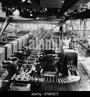 Photo pour accompagner la révolution 'Robot' qui s'est déroulé dans le journal Daily Mirror sur la semaine commençant le 27 juin 1955. Appareils électroniques et courroie de transport en opération à une usine britannique. 20 juin 1955. Banque D'Images