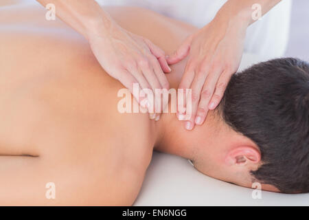 Physiothérapeute massage du cou fait à son patient Banque D'Images