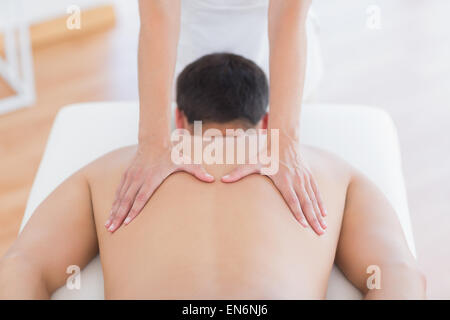 Physiothérapeute massage du dos pour faire son patient Banque D'Images