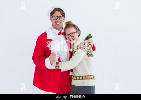 Hipster geek à santa costume hugging son amie Banque D'Images