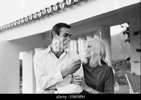 Sean Connery acteur qui joue James Bond, photographiée avec sa nouvelle épouse, l'actrice Diane Cilento sur leur lune de miel près de Marbella, dans le sud de l'Espagne, peu après leur mariage secret à Gibraltar. 2e décembre 1962. Banque D'Images