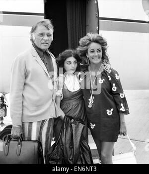 Elizabeth Taylor et Richard Burton avec Liza fille quitter l'aéroport de Londres (Heathrow) à Genève en leur jet privé pour se rendre à leur domicile en Suisse. De gauche à droite : Richard, Liza et Liz Taylor. Juin 1971 Banque D'Images