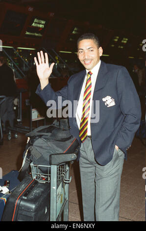 Lancashire et Angleterre cricketer Phil DeFreitas à l'aéroport de Londres. 12 décembre 1990. Banque D'Images