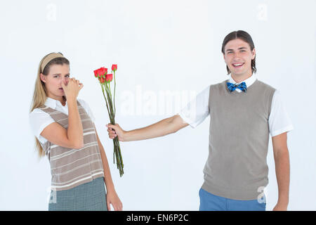 Hipster geek offrant des roses rouges à son amie Banque D'Images