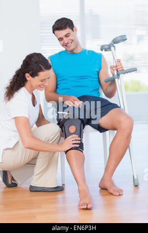 Doctor examining patient genou Banque D'Images