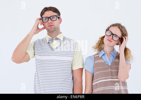 Hipster geek couple penser avec la main sur le temple Banque D'Images