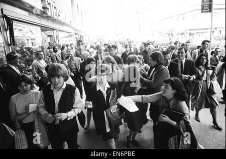 Les Rolling Stones sur Broadway. Brian Jones et Bill Wyman de signer des autographes. 2 juin 1964. Banque D'Images